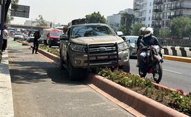 Camioneta invade ciclovía en Calzada de Tlalpan; conductor queda atorado sobre jardinera en Portales