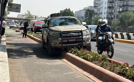 Camioneta invade ciclovía en Calzada de Tlalpan; conductor queda atorado sobre jardinera en Portales