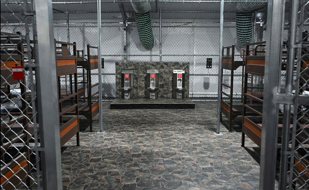 Instalaciones de dormitorios y baños del nuevo centro de detención de migrantes "Alligator Alcatraz", en el Centro de Capacitación y Transición de Dade-Collier, en Ochopee, Florida. Foto: AFP