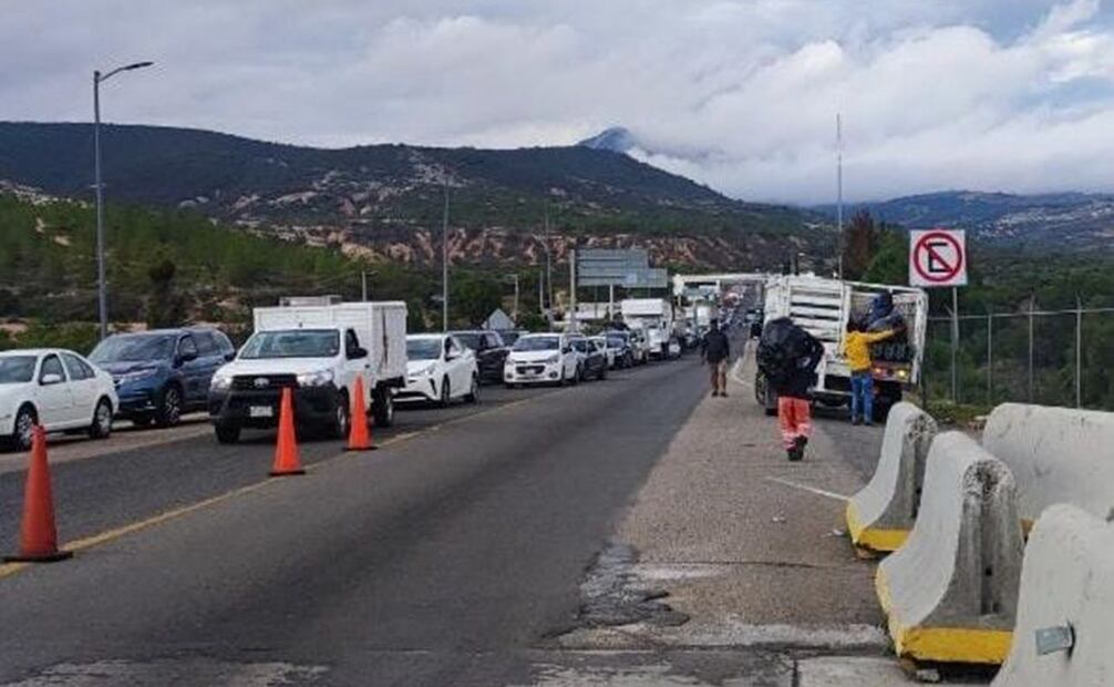 Bloqueo carretero en Tamaulipas lleva más de 30 horas; automovilistas tratan de pasar por brechas Foto: Archivo/Policía Vial