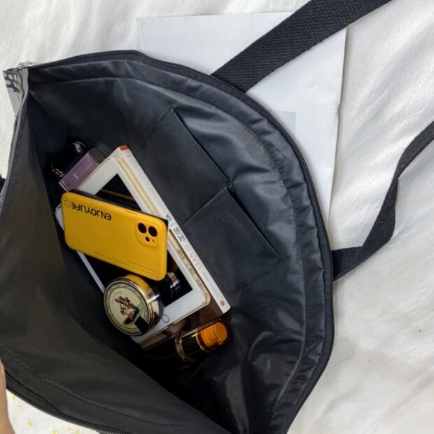 Conoce el bolso con forma de cubrebocas KN95 gigante