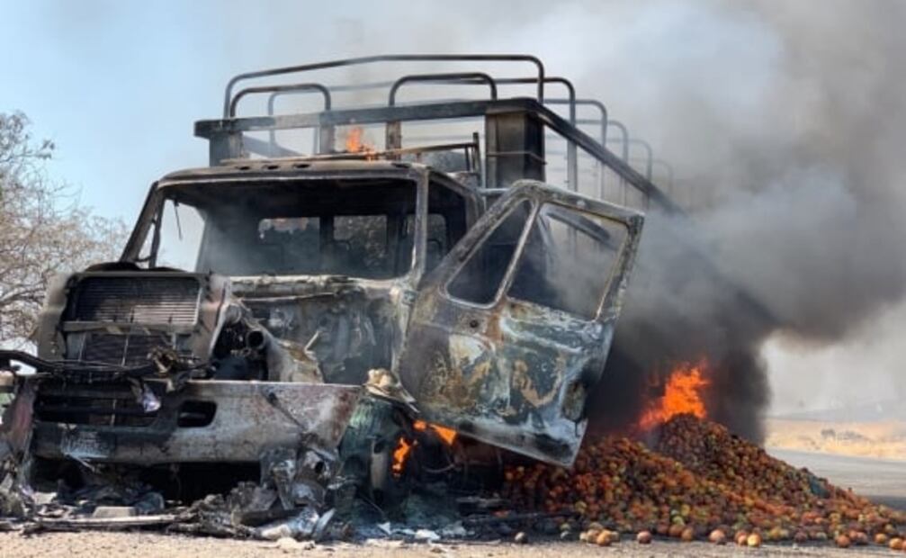 Quema vehículos y bloquean carreteras en Michoacán