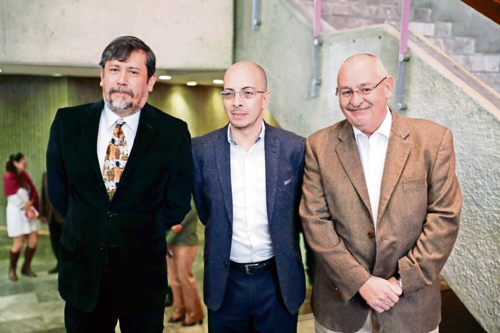 El cineasta Armando Casas y los escritores Jorge Volpi y Benito Taibo, ayer en la Sala Miguel Covarrubias (LUIS CORTÉS. EL UNIVERSAL)