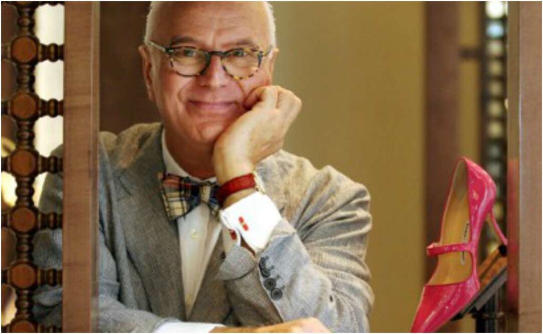 Manolo Blahnik junto a uno de sus populares pares