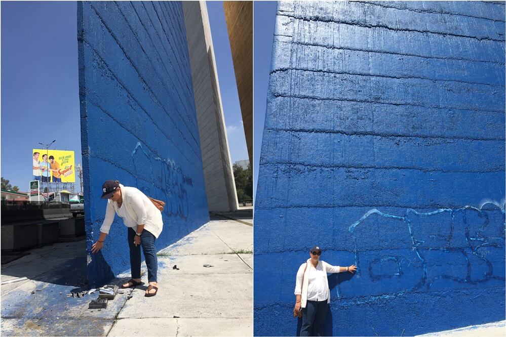Un enorme grafitti afecta la torre azul, además de que en el lugar hay indicios de un choque contra la estructura. (Fotos: Rebeca Jiménez )