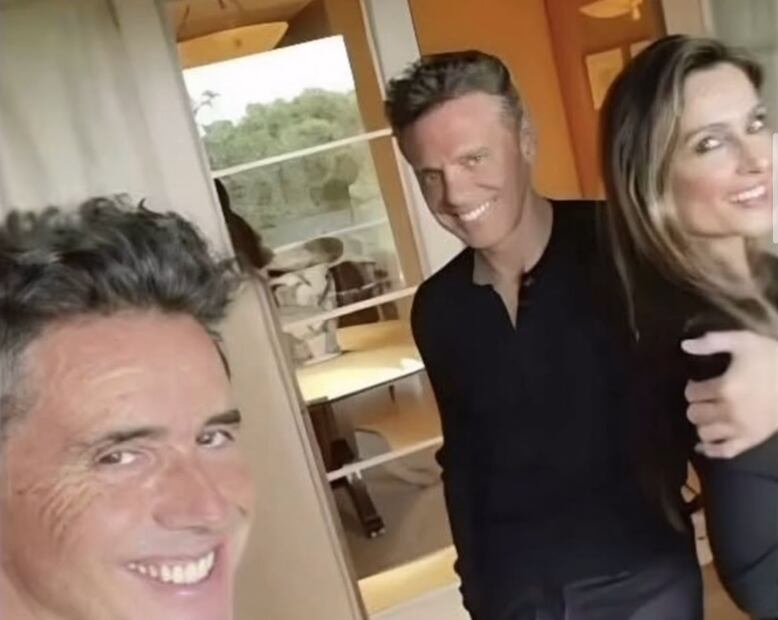 Aspecto de Luis Miguel se gana halagos; el cantante aparece con su novia, la diseñadora Paloma Cuevas.