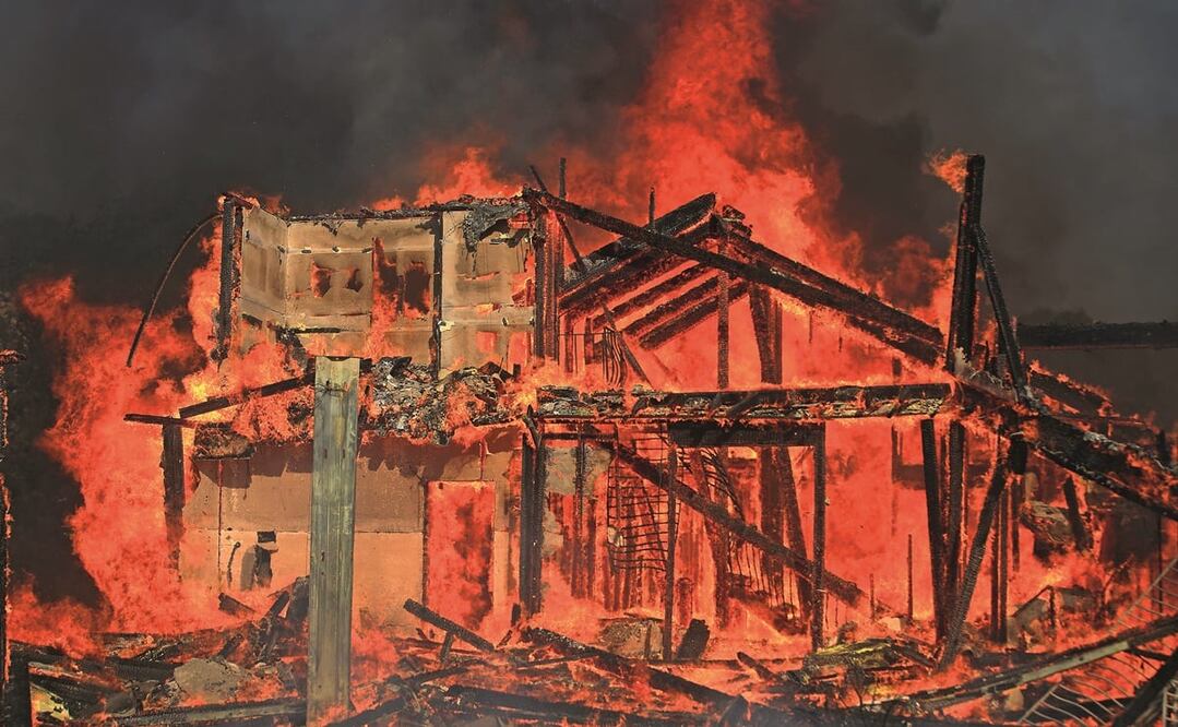 Una casa arde en Calpella, California. Los incendios que sacuden el oeste de Estados Unidos son un ejemplo de los efectos del cambio climático. Foto: AP