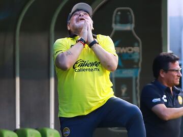 Árbitros acusan a Diego Maradona
