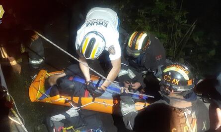 Jóvenes caen 30 metros con todo y coche a barranco de Tlalpan