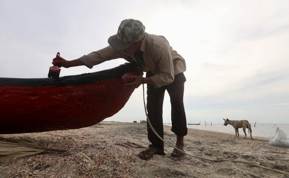 La pesca es parte de su identidad. Utilizan los árboles de Huanacaxtle para fabricar las canoas con las que realizan esta actividad. Foto: Valente Rosas.