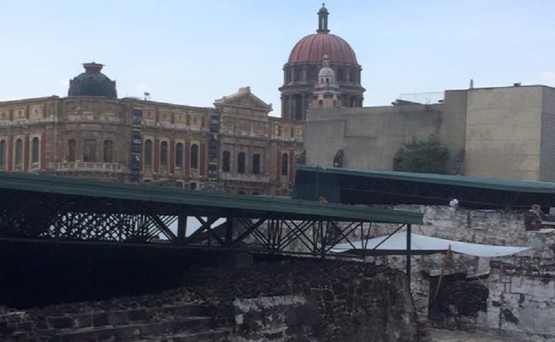 The mouth of the tunnel was sealed by a 3-ton slab of rock, with offerings underneath. (Photo: Giselle Rodríguez)