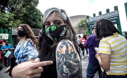 Acompañados de sus padres, parejas y hasta disfrazados, centennials van a vacunarse