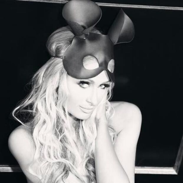 Paris Hilton comparte fotos desnuda 