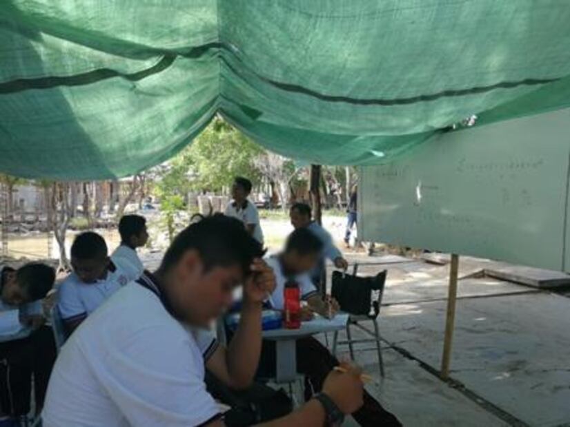 A un año del sismo del 7-S, alumnos aún toman clases bajo lonas en Oaxaca