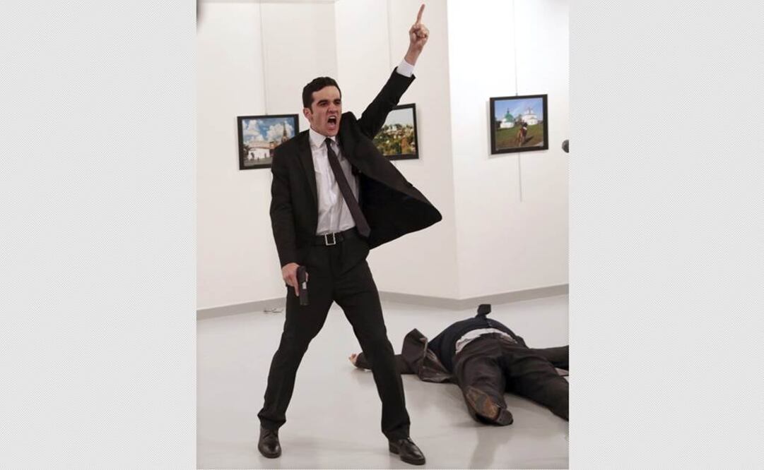 Una imagen del reportero Burhan Ozbilici que retrata al policía turco Mevlüt Mert, pistola en mano, segundos después de asesinar al embajador ruso en Turquía, Andréi Kárlov, fue considerada por la organización World Press Photo como la mejor instantánea periodística del año pasado