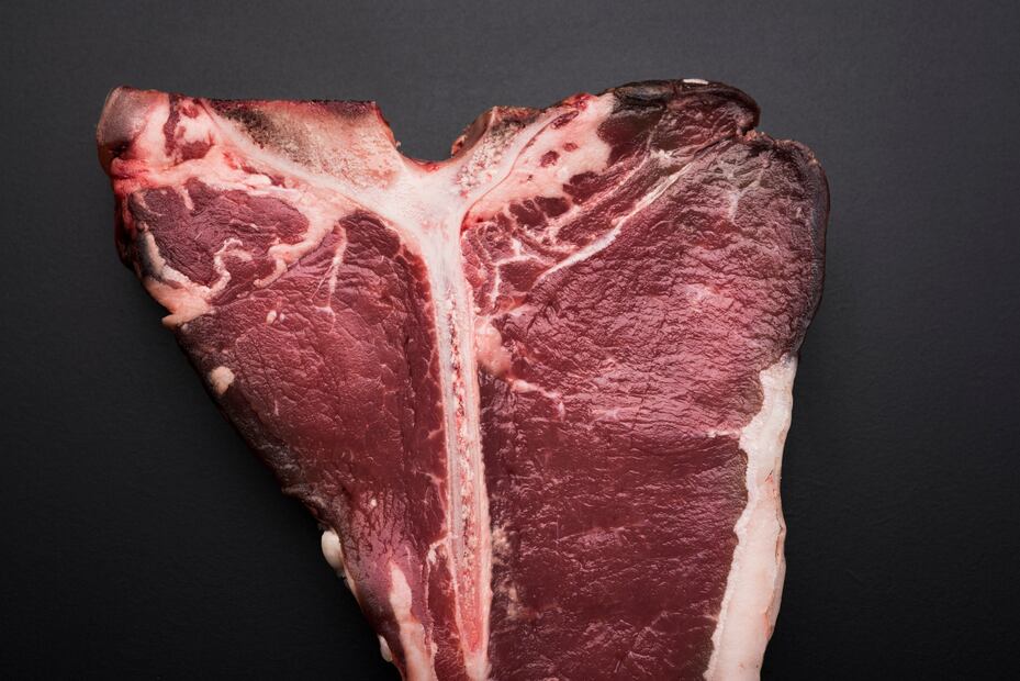 El cambio de color en la carne puede indicar su estado, pero no siempre refleja descomposición. Foto: Freepik
