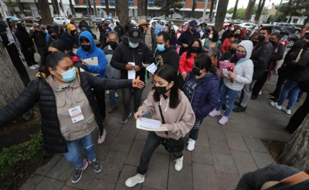 ¡A punto de pelearse! Se acaban las dosis antiCovid en Toluca para menores y papás exigen que vacunen a sus hijos    