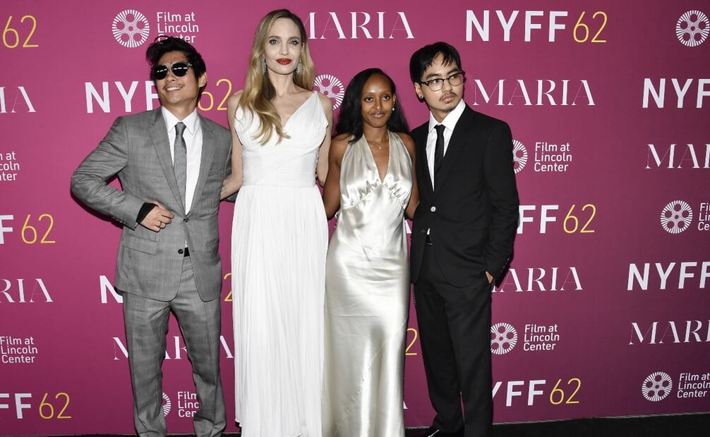 Pax Jolie-Pitt (izquierda), Angelina Jolie, Zahara Jolie y Maddox Jolie-Pitt asisten al estreno de "María" durante el 62º Festival de Cine de Nueva York. Foto: Evan Agostini/Invision/AP.