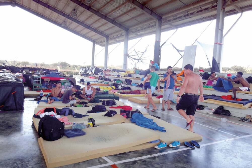 El gobierno de Costa Rica habilitó albergues para acoger a personas oriundas de Cuba en la zona fronteriza con Nicaragua (JOSÉ MELÉNDEZ. EL UNIVERSAL)