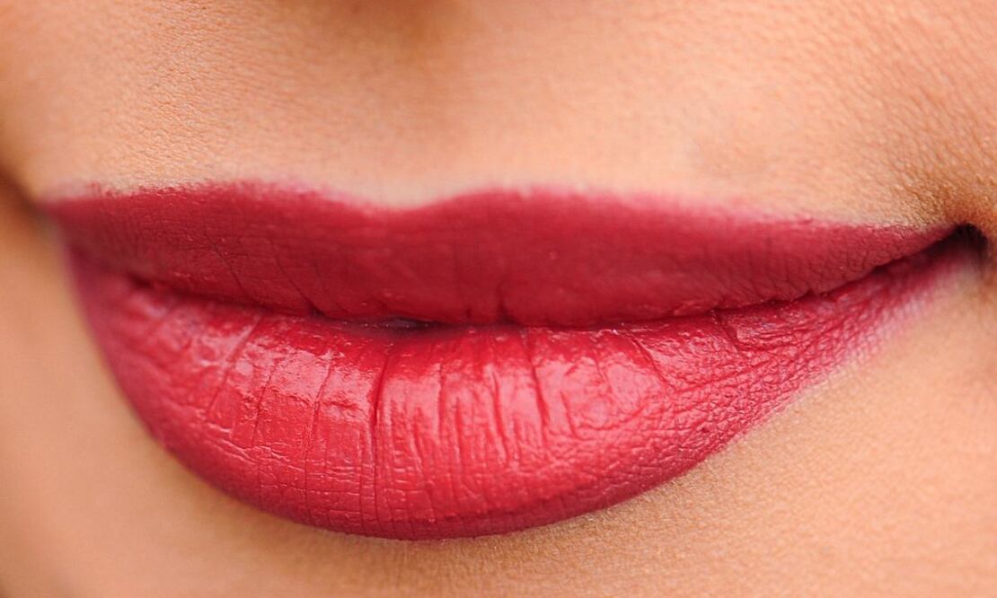 Mujer creada con IA estafó a usuarios de plataformas. Fuente: Pixabay.