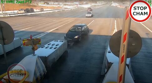 En video: Conductor sufre fuerte accidente en caseta de cobro, sale ileso y se da a la fuga