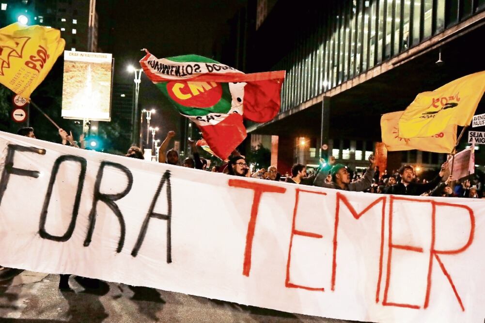 Manifestantes exigieron anoche la salida del poder del presidente Michel Temer, tras revelarse que apoyó sobornar al ex jefe de la Cámara de Diputados para evitar que hablara sobre el caso Lava Jato. (NACHO DOCE. REUTERS)