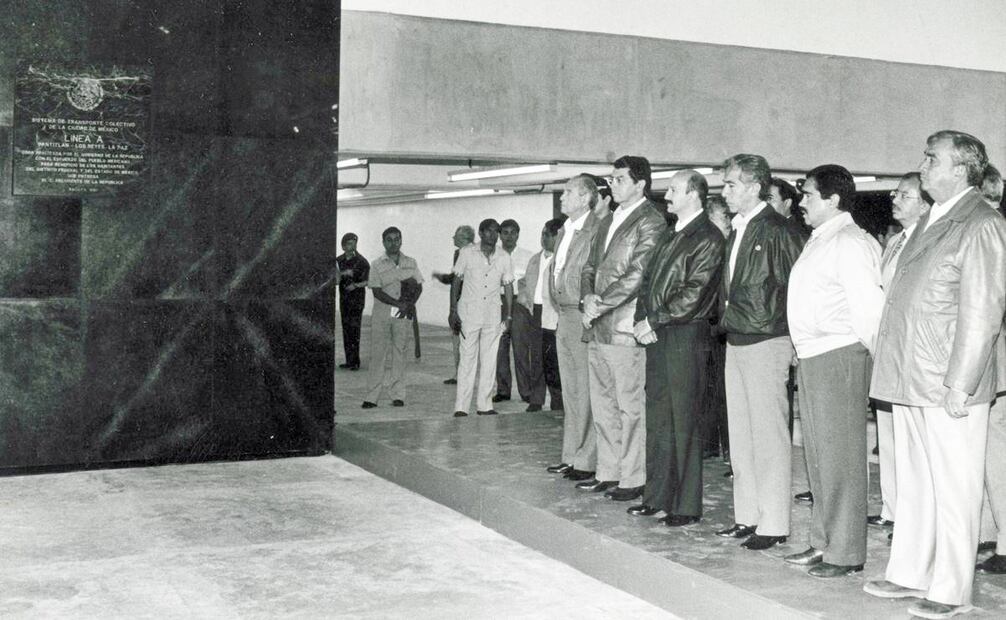 El presidente Carlos Salinas de Gortari dio un recorrido por la recién terminada Línea A del Metro, y en la misma ocasión puso en servicio 50 trolebuses nuevos, mil taxis y 500 microbuses ecológicos. Foto: Presidencia de la República/Archivo EL UNIVERSAL.
