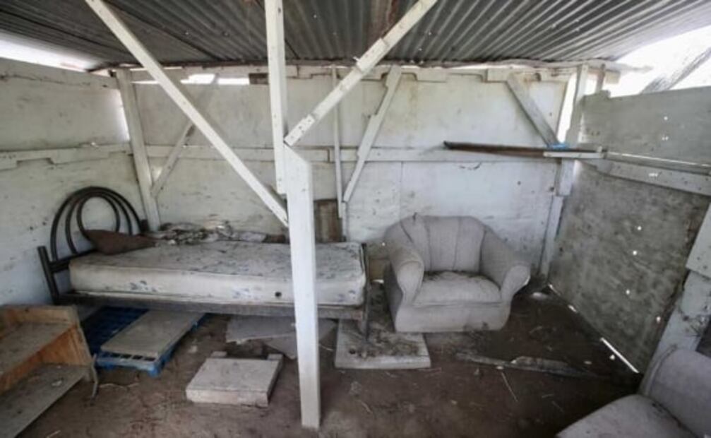 Un anafre con carbón y sangre en el piso; al interior de la casa de seguridad de Matamoros