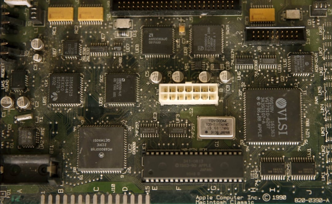 The motherboard of the Apple Macintosh Classic is seen – Photo: Dado Ruvic/REUTERS
