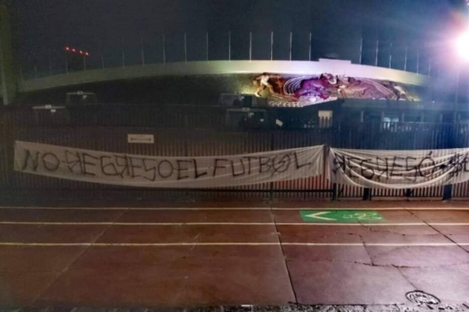 Barra del América protesta con mantas en CU