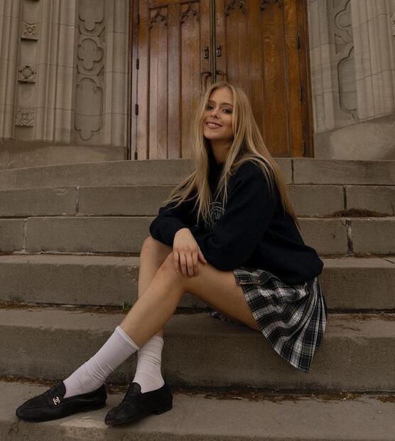 La joven actriz posó con un estilo colegiala, antes de ir a la universidad