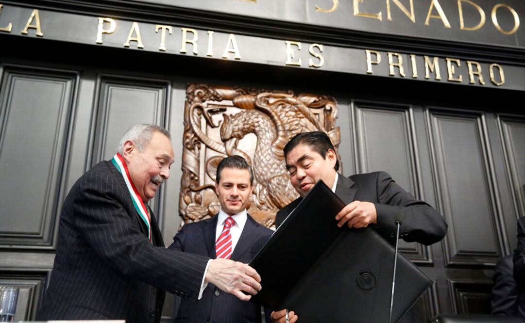 Zepeda recibió la Medalla "Belisario Domíngez" de manos del Miguel Barbosa ante el testimonio del presidente Enrique Peña Nieto, quien fue invitado de honor. (FOTO: Archivo EL UNIVERSAL)