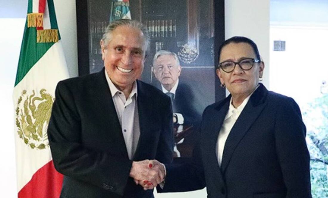 La secretaria de Seguridad, Rosa Icela Rodríguez, y el líder nacional de la FSTSE, Joel Ayala. Foto: Especial