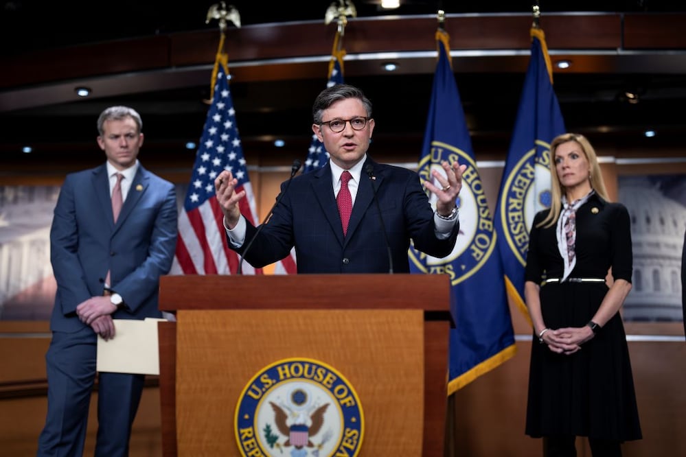 El titular de la Cámara de Representantes, Mike Johnson, republicano por Luisiana, centro, es acompañado por los congresistas Blake Moore, de Utah, izquierda, y Beth Van Duyne, de Texas, durante una conferencia de prensa en el Capitolio, en Washington. FOTO: SCOTT APPLEWHITE. AP