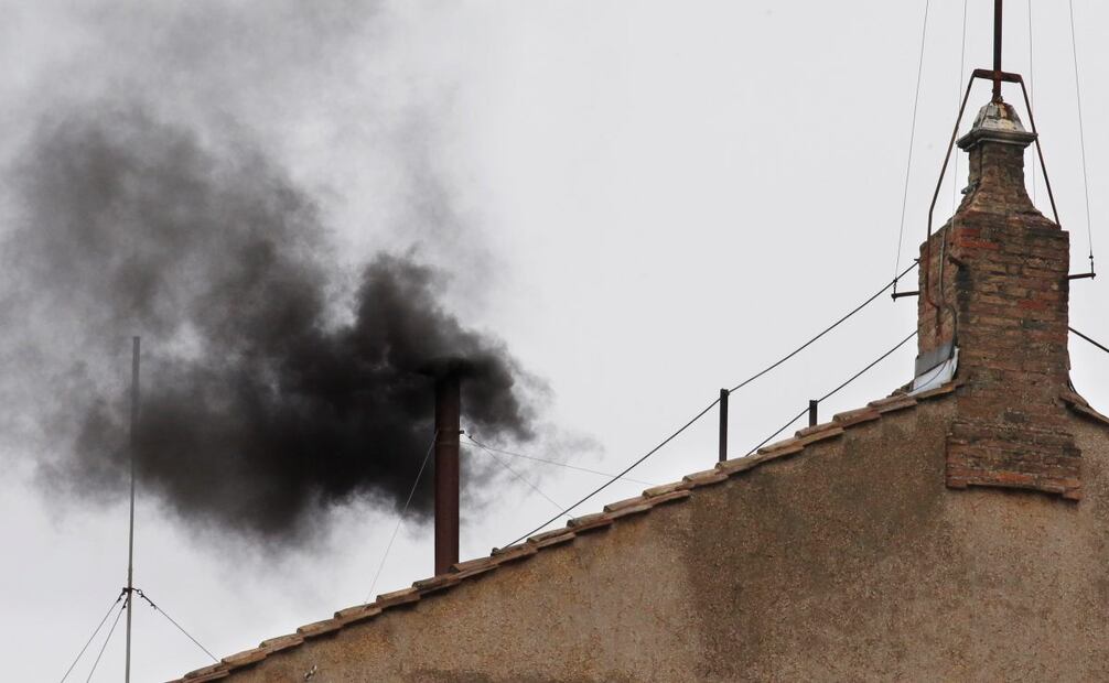 Humo negro saliendo por la chimenea de la Capilla Sixtina mientras los cardenales votan en el segundo día de cónclave para elegir un papa en la plaza de San Pedro del Vaticano, el miércoles 13 de marzo de 2013. Foto: AP