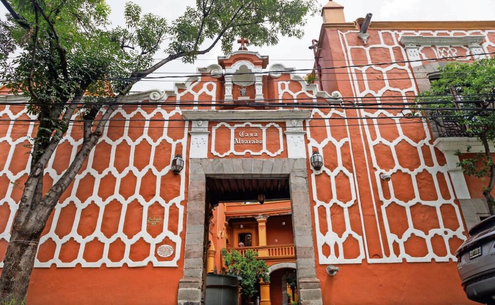 Aspectos de la fachada, del interior y exterior de la Fonoteca Nacional (Francisco Sosa 383, en Coyoacán), que alberga la bella Casa Alvarado, construida en el siglo XVIII. Una de las bardas perimetrales se derrumbó en 2022 por las fuertes lluvias y aunque ya se alzó un nuevo muro, luce manchas de humedad. Foto: Yaretzy Osnaya y Cristopher Cabello | El Universal