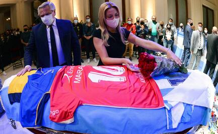 Alberto Fernández despide a Maradona con una camiseta de Argentinos Juniors