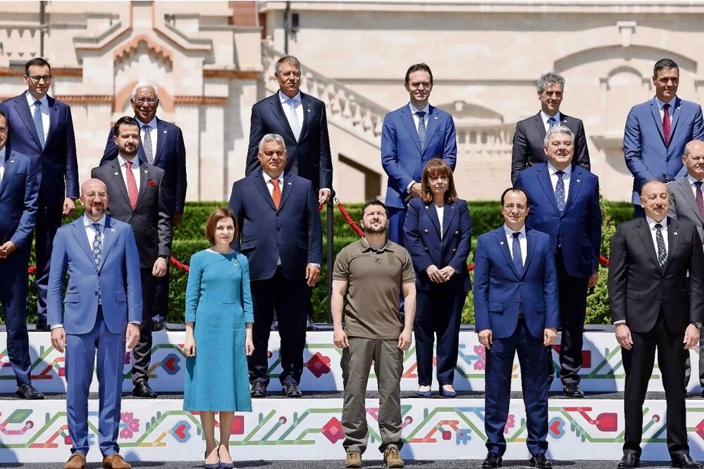 El presidente de Ucrania, Volodimir Zelensky (centro), asistió ayer a la cumbre de la Comunidad Política Europea, en Bulboaca, Foto: Ludovic Marin /AFP