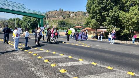 Bloqueos en carreteras México-Oaxtepec y Xochimilco-Oaxtepec; exigen justicia por doble homicidio y un bebé herido por quemaduras