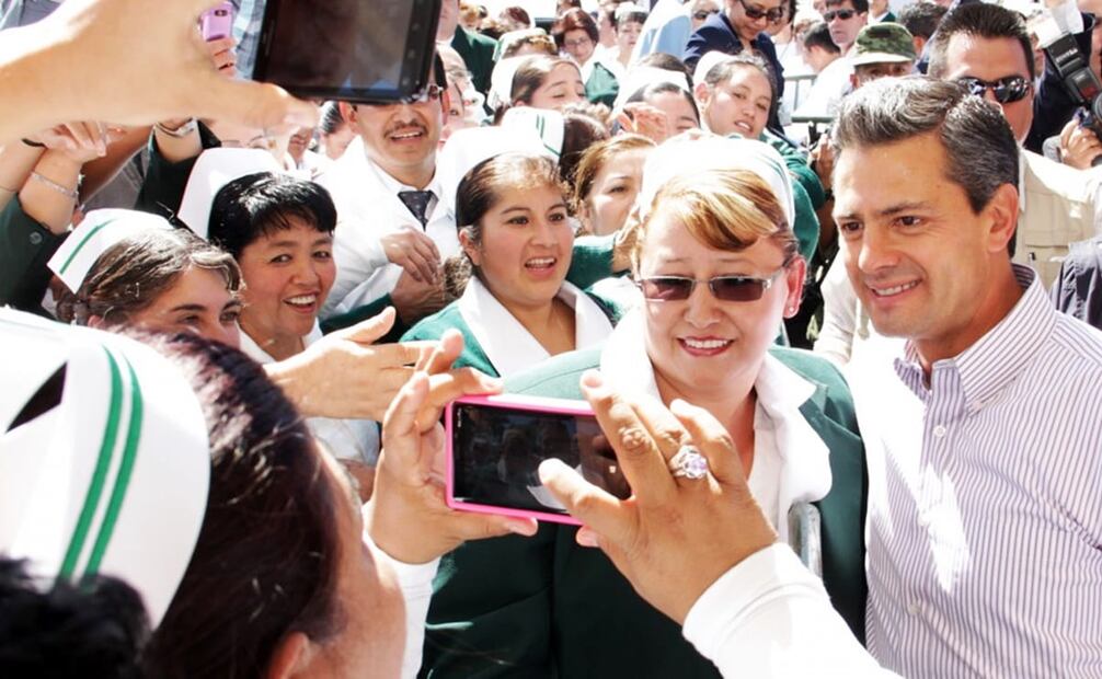 Enrique Peña Nieto conviviendo con varias colaboradoras de la salud durante la conmemoración de 2014. Los premios monetarios que algunas trabajadoras recibieron a lo largo de los años fueron de los 500 pesos hasta los 100 mil. Los reconocimientos abarcan años de trayectoria, mérito en la práctica o en el campo de la enseñanza. Foto: ESPECIAL.