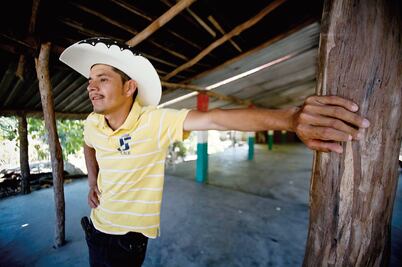 Reaprehenden a líder comunitario