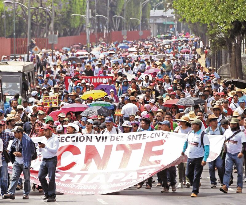 La CNTE pretende que los padres, además de llevar a sus hijos a la escuela, educarlos y mantenerlos, se conviertan en parte de la lucha social. Foto: ARCHIVO EL UNIVERSAL