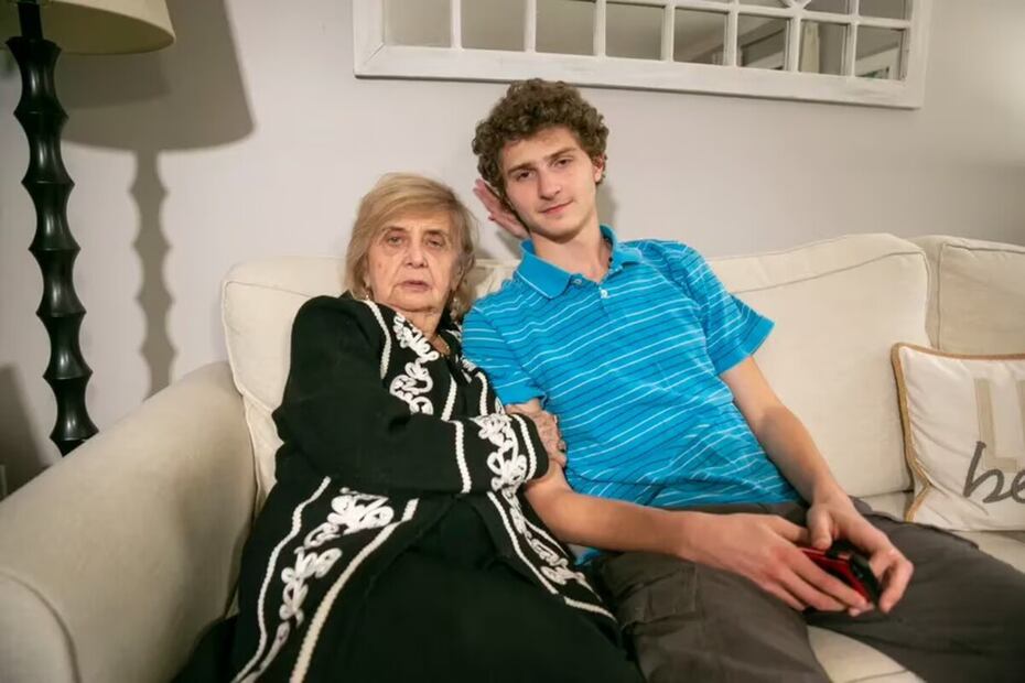 La sobreviviente del Holocausto Tova Friedman, de 85 años, se prepara para grabar un video de TikTok con su nieto, Aron Goodman, de 17 años, en Morristown, Nueva Jersey, el 13 de marzo de 2023. Goodman graba videos de TikTok de su abuela describiendo sus experiencias como un niño de seis años en el campo de concentración de Auschwitz que tiene millones de visitas en la plataforma de redes sociales
Ted Shaffrey - AP