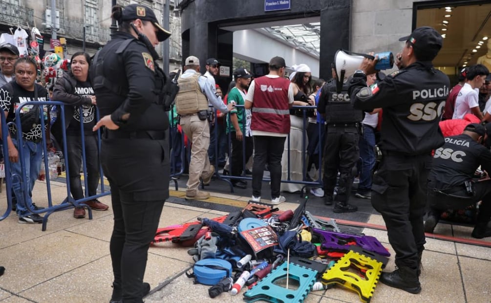 Policías decomisan artículos prohibidos en el Zócalo de la CDMX para dar el Grito de Independencia(15/09/25). Foto: Fernanda Rojas/EL UNIVERSAL