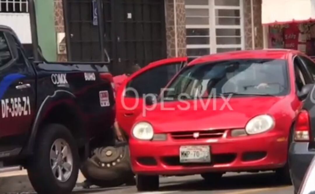 Video. Roban llanta de refacción a patrulla en la Miguel Hidalgo