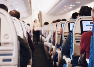 Madre critica a aerolínea por falta de opciones de género para su hijo no binario