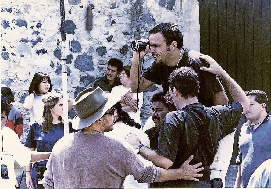 El equipo de producción durante la filmación. Federico García, from Amores Perros (MACK, 2025).  Crédito: Courtesy of Federico García and MACK