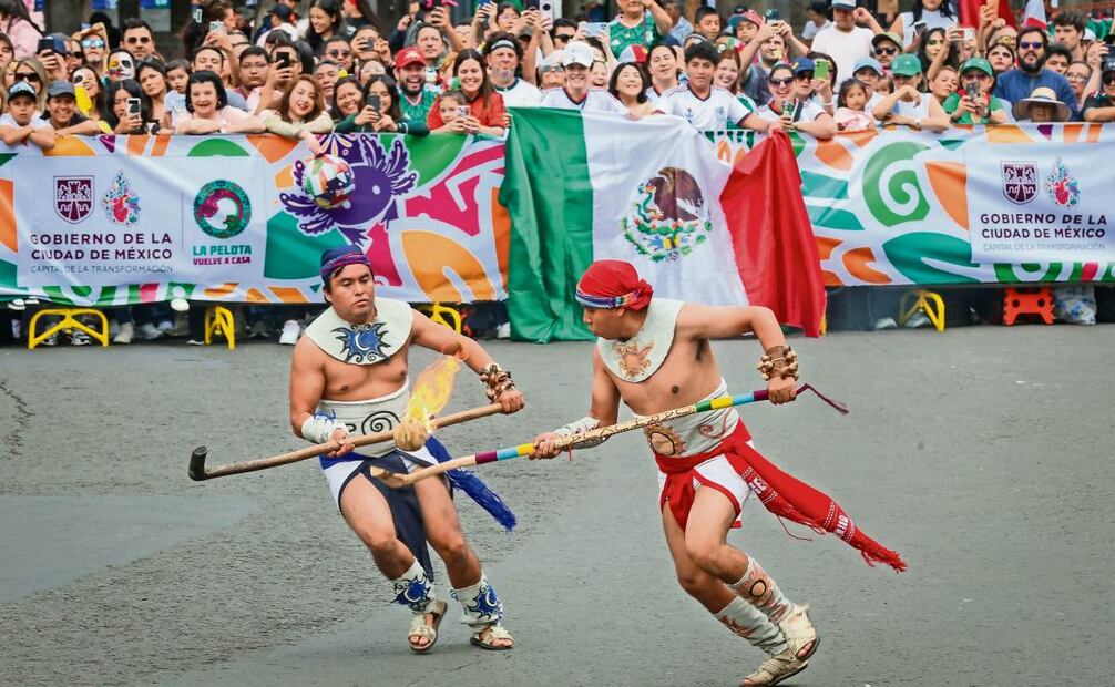 La cultura mexicana fue eje central del desfile. El carro alegórico con el que
se hacía referencia al juego de pelota prehispánico encabezó los contingentes. Foto: Luis Camacho/ El Universal

,