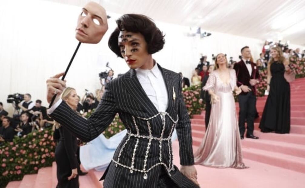 Preocupa comportamiento de Ezra Miller, es captado con arma y chaleco antibalas