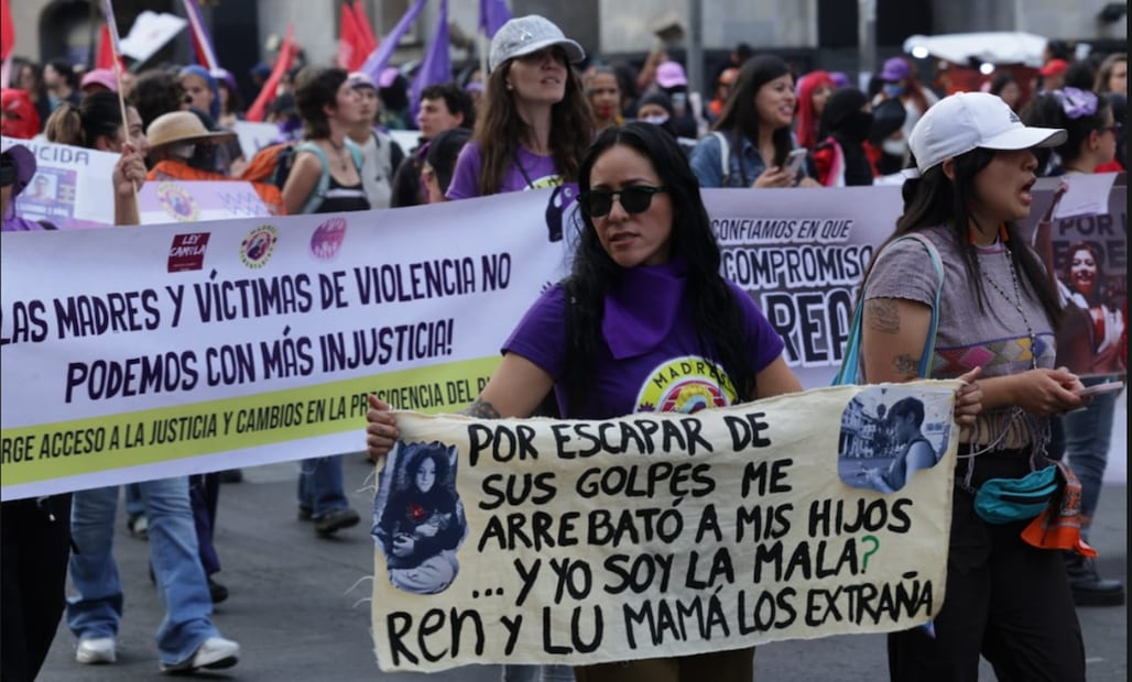 Manifestantes avanzaron por avenida Paseo de la Reforma en el marco del Día Internacional de la Eliminación de la Violencia contra las Mujeres. Foto: Fernanda Rojas /EL UNIVERSAL
